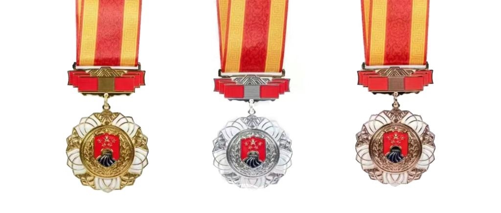 圖為戍守邊疆金質(zhì)、銀質(zhì)、銅質(zhì)紀(jì)念章。（國家移民管理局供圖）