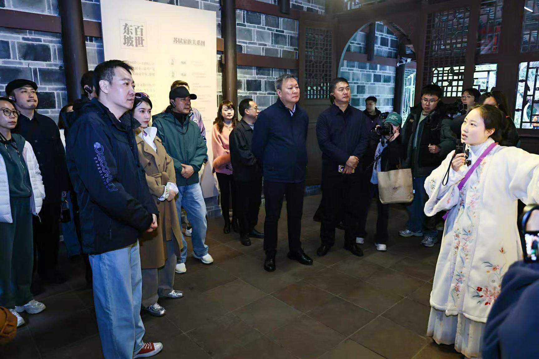 《蘇堤春曉》劇組在眉山三蘇祠參觀學習。受訪者供圖