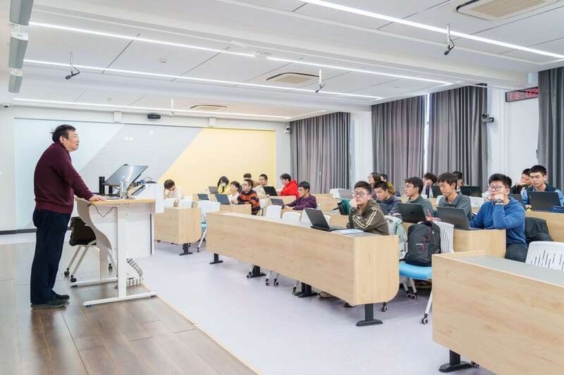 北航面向全校本科生開設(shè)《人工智能導(dǎo)論》通識必修課。校方供圖