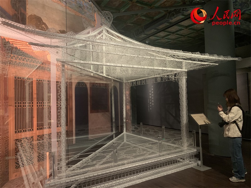 游客在故宮博物院參觀展覽。人民網(wǎng)記者 韋衍行攝