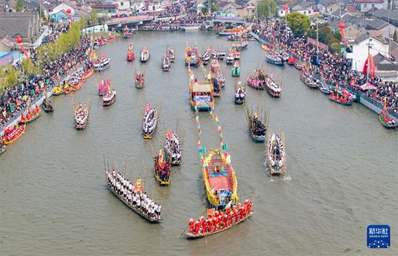 ?4月4日，選手在參加茅山會船盛會（ 無人機照片）。?新華社發(fā)（顧繼紅 攝）