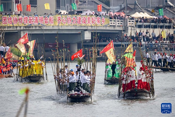 ?4月4日，選手在參加茅山會船盛會。新華社發(fā)（湯德宏 攝）