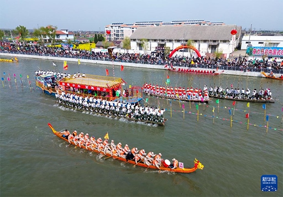 4月4日， 選手在參加茅山會船盛會（無人機照片）。新華社發(fā)（顧繼紅 攝）