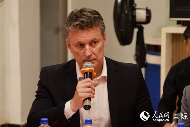 巴西中國友好協會主席恩里克·達諾布雷加在座談會上致辭。人民網記者 陳海琪攝