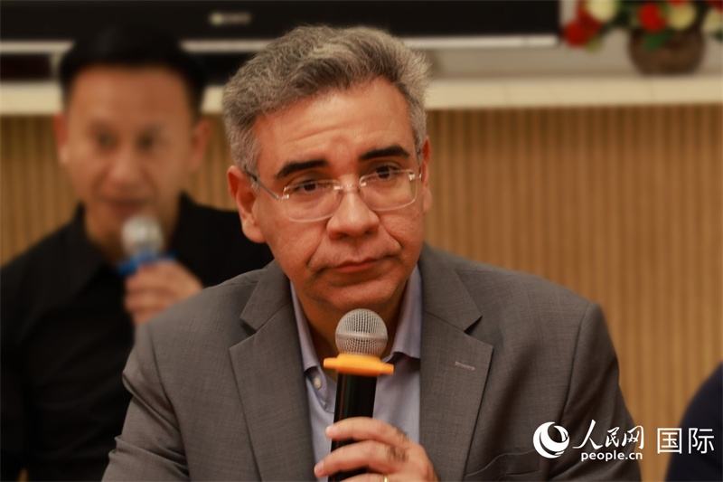 巴西弗魯米嫩塞聯邦大學教授、中國問題專家埃萬德羅·卡瓦略在座談會上致辭。人民網記者 陳海琪攝