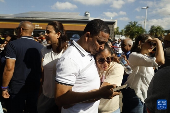  4月8日，人們聚集在多米尼加首都圣多明各的夜總會屋頂坍塌事故現(xiàn)場附近。新華社發(fā)