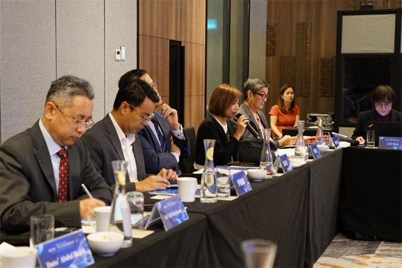 《南洋商報(bào)》總編輯羅依薇（左四）進(jìn)行致辭。林俊揚(yáng)攝