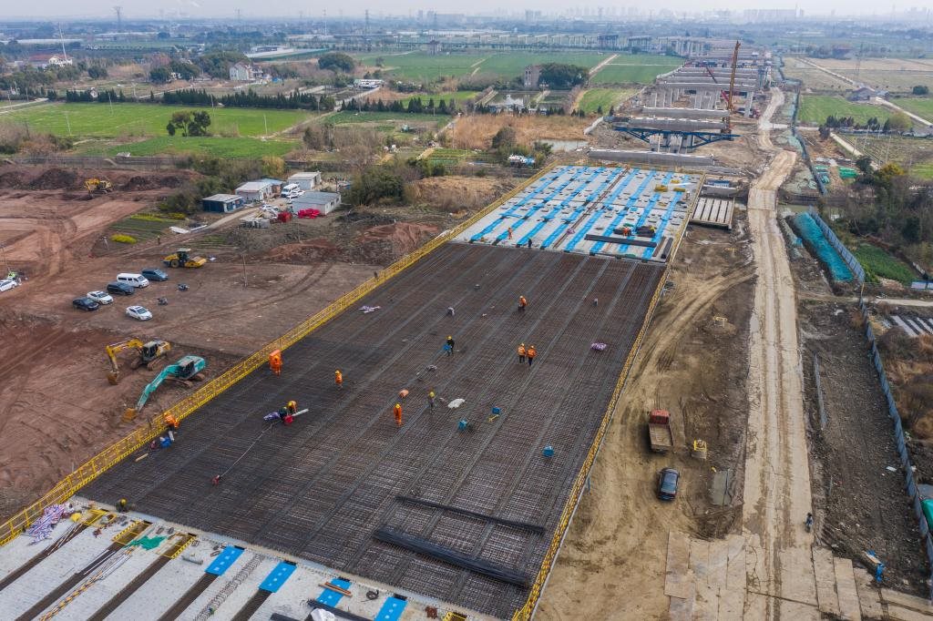 3月7日，在524國(guó)道秀洲王江涇至新塍公路工程TJ02標(biāo)段，作業(yè)人員正在進(jìn)行60米鋼混組合梁現(xiàn)澆橋面板鋼筋焊接及綁扎作業(yè)（無(wú)人機(jī)照片）。新華社記者 徐昱 攝