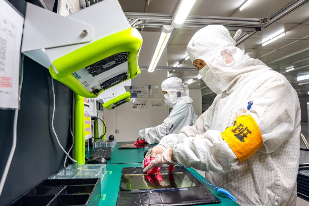 3月27日，在位于寧夏賀蘭工業(yè)園區(qū)的湯姆森電氣有限公司生產(chǎn)車間內(nèi)，工作人員制作硅膠絕緣護(hù)套。新華社記者 楊植森 攝