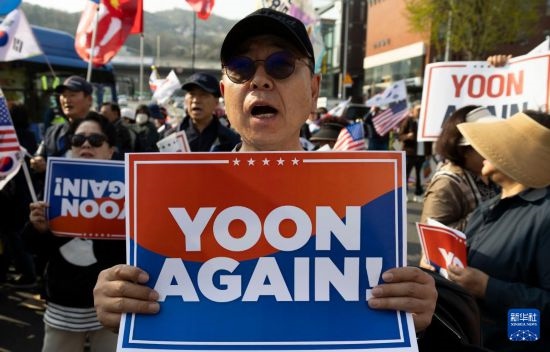 4月11日，在韓國(guó)首爾漢南洞官邸附近，支持者為韓國(guó)前總統(tǒng)尹錫悅送行。新華社發(fā)（全休相攝）