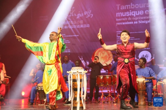 4月10日，在塞內(nèi)加爾首都達(dá)喀爾的國(guó)家大劇院，中央音樂(lè)學(xué)院進(jìn)擊打擊樂(lè)團(tuán)與塞內(nèi)加爾杜杜·恩迪亞耶·羅斯打擊樂(lè)團(tuán)同臺(tái)演出。新華社記者 司源 攝