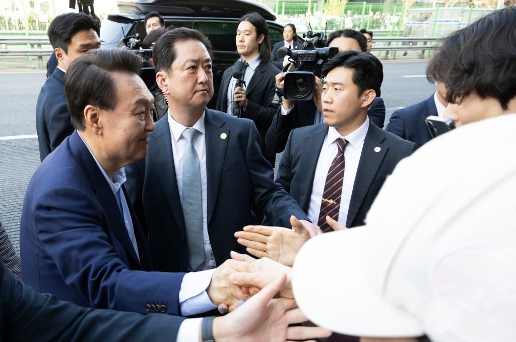 4月11日，韓國前總統(tǒng)尹錫悅（左一）在離開首爾漢南洞官邸時(shí)與支持者握手。新華社發(fā)（全休相攝）