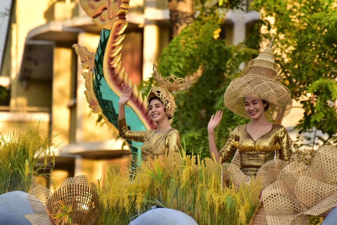 “祝福之河”花車以神龍形象象征水的神圣與豐饒，寓意祈福納祥。泰國(guó)國(guó)家旅游局供圖