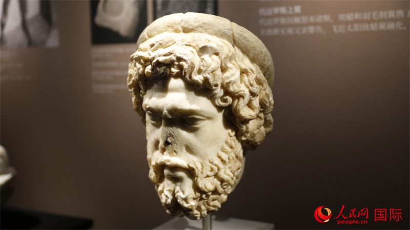 阿斯克勒庇俄斯大理石頭像。4月14日，來(lái)自希臘伊拉克利翁考古博物館的文物在故宮博物院展出。（人民網(wǎng) 張澤宇攝）