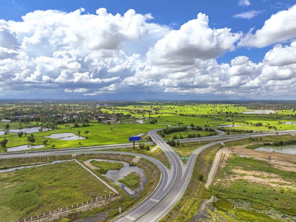 2024年9月25日在柬埔寨磅士卑省拍攝的金港高速公路（無(wú)人機(jī)照片）。連接柬埔寨首都金邊和最大深水海港西哈努克港的金港高速公路，是中柬共建“一帶一路”標(biāo)志性項(xiàng)目。