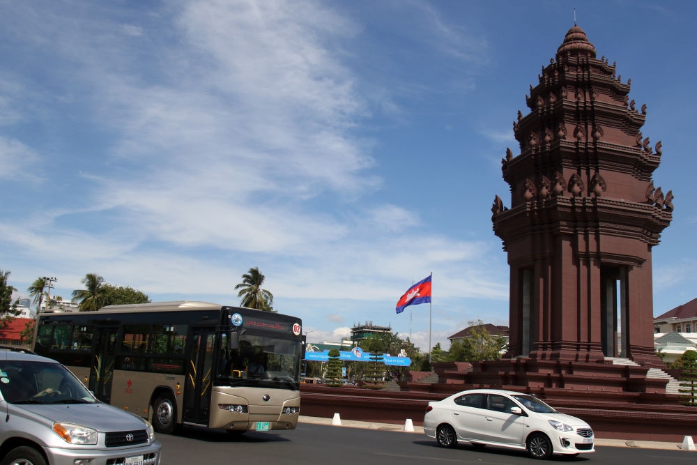 2018年1月5日，在柬埔寨金邊，一輛中國(guó)援助的“宇通”公交車(chē)經(jīng)過(guò)獨(dú)立紀(jì)念碑。