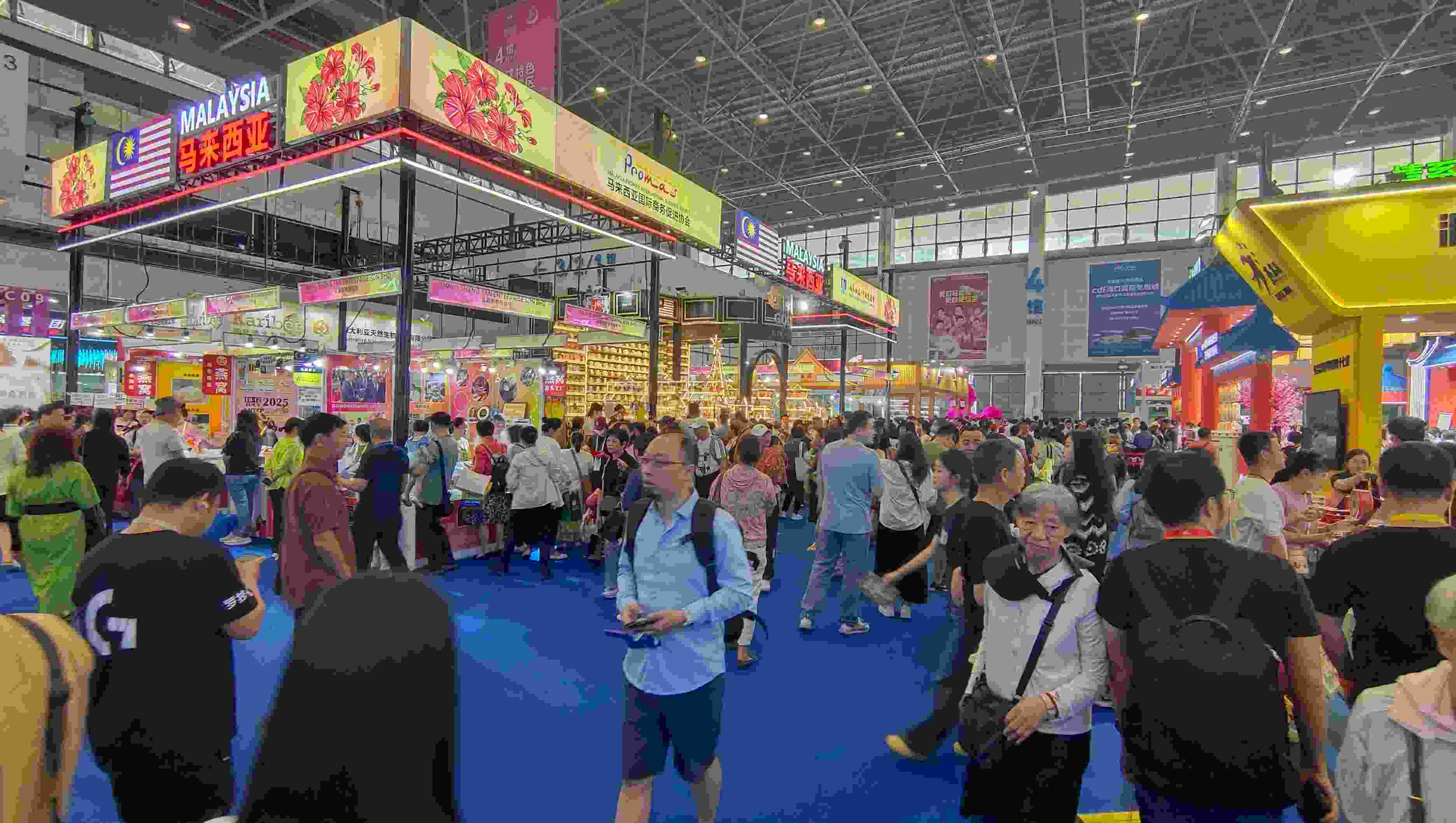 消博會(huì)迎來(lái)公眾開(kāi)放日，眾多市民、客商來(lái)到展館參觀、購(gòu)物。人民網(wǎng)記者 李彤?dāng)z