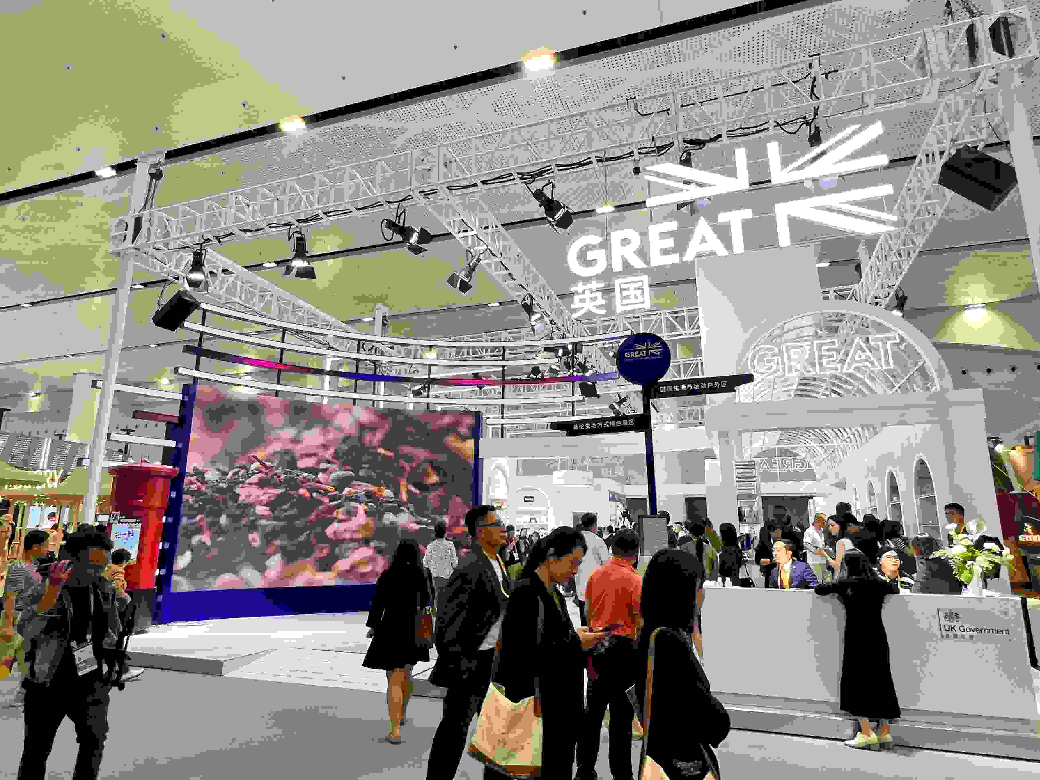 在消博會(huì)上，主賓國(guó)英國(guó)國(guó)家館開(kāi)館。人民網(wǎng)記者 趙瞳攝