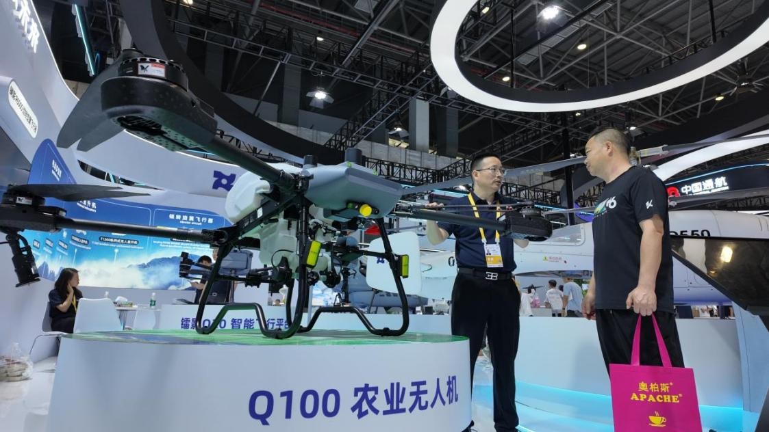 低空經(jīng)濟(jì)展區(qū)展出的農(nóng)業(yè)無(wú)人機(jī)裝備。人民網(wǎng) 歐陽(yáng)易佳攝