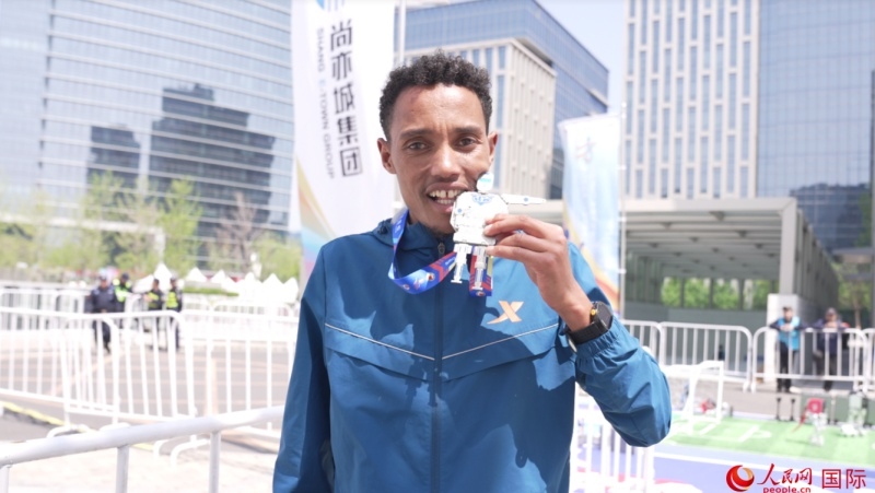 埃塞俄比亞選手圖魯·亞雷德·德梅克獲得本次大賽男子組亞軍。人民網(wǎng)記者 袁蒙攝