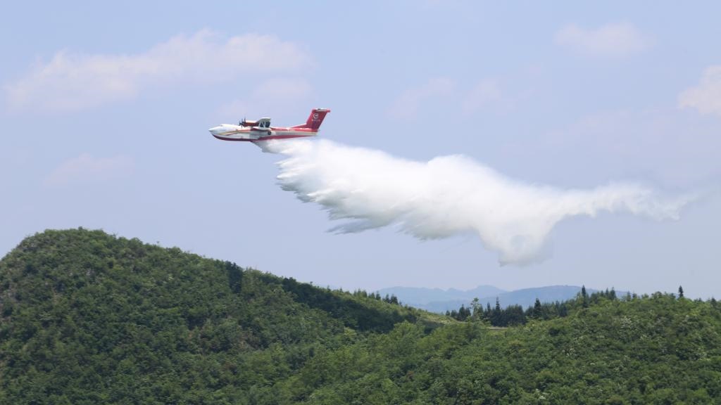 AG600飛機(jī)在四川西昌開展典型滅火場(chǎng)景驗(yàn)證試飛科目（2023年6月攝）。新華社發(fā)（中國(guó)航空工業(yè)集團(tuán)供圖）