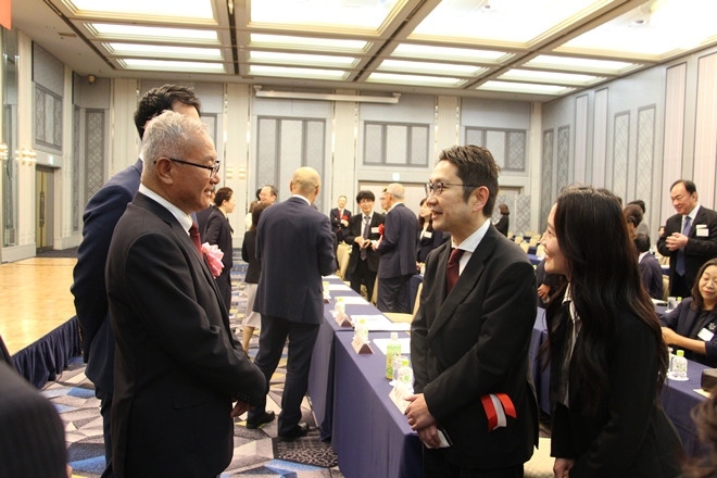 與會嘉賓熱切交流。中國駐福岡總領(lǐng)館供圖