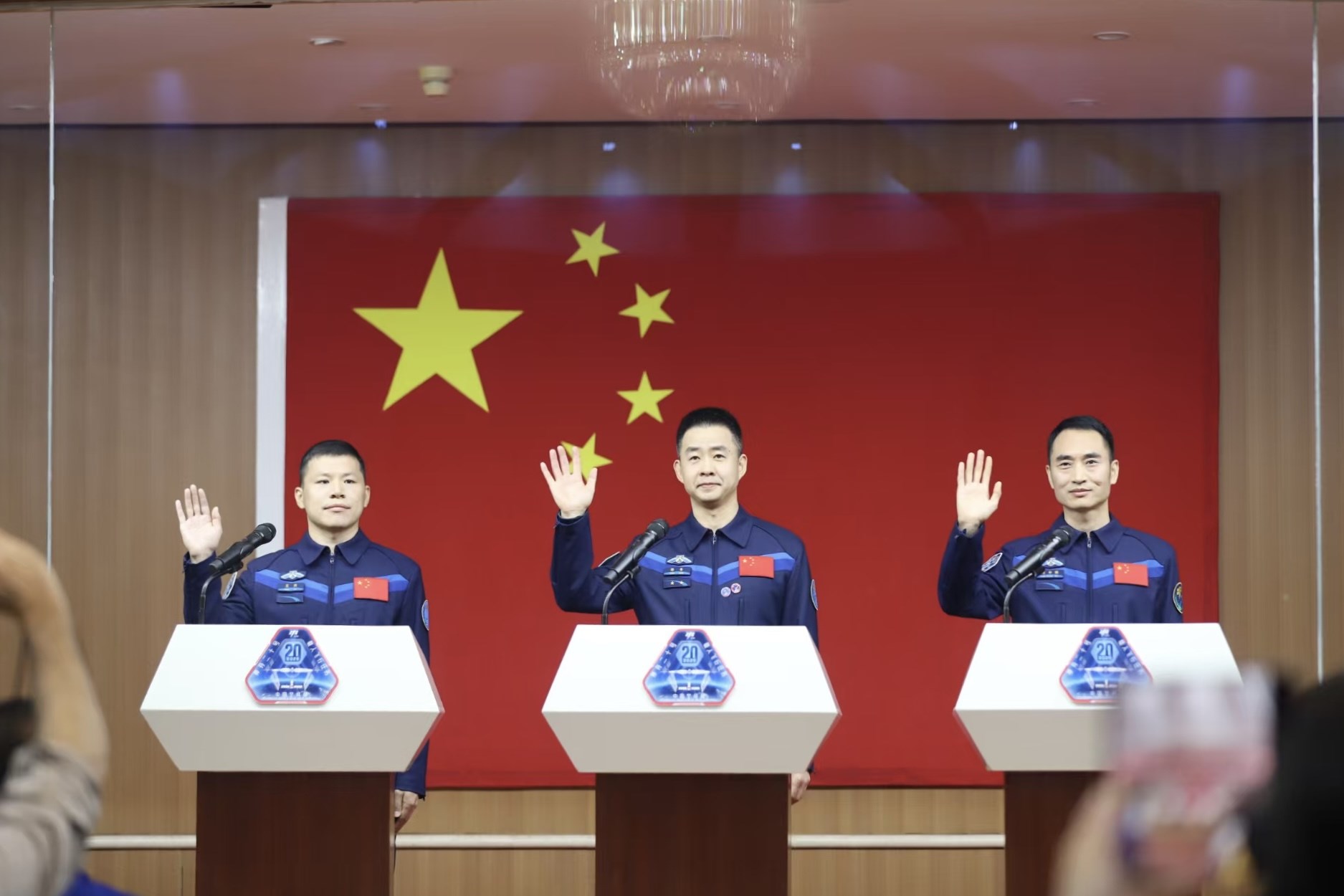 4月23日，神舟二十號航天員乘組在酒泉衛(wèi)星發(fā)射中心問天閣與中外媒體記者集體見面。人民網(wǎng)記者 黃帆攝