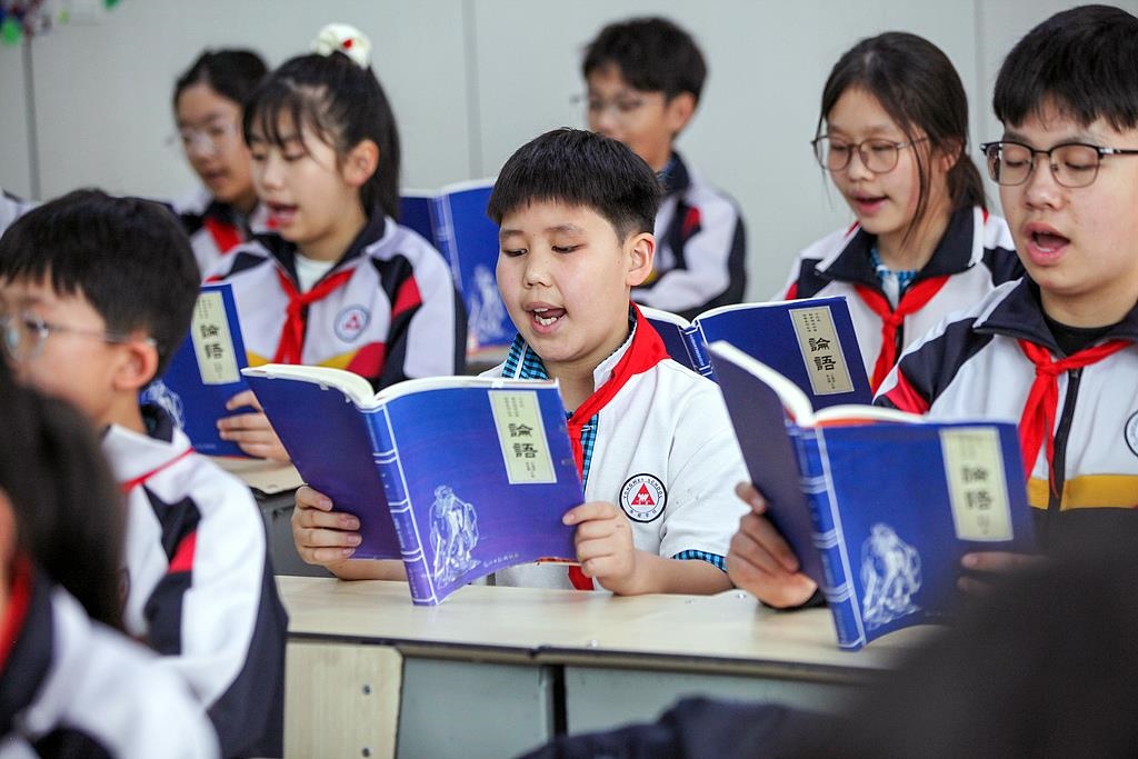 △2025年4月21日，河南焦作，學(xué)生們?cè)谡b讀《論語(yǔ)》。