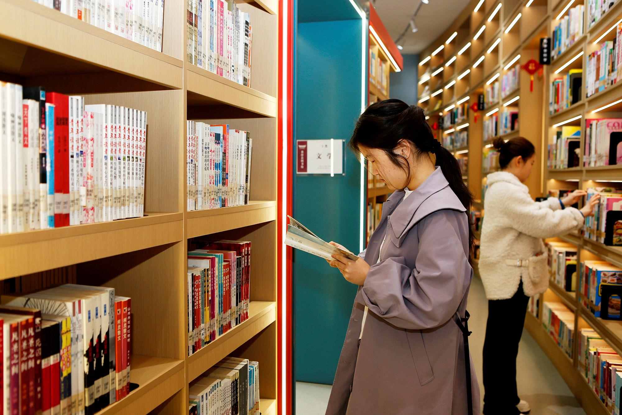 △2025年3月29日，讀者在山西臨汾市襄汾縣圖書(shū)館閱讀。