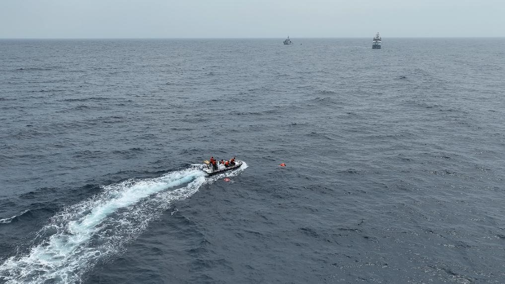 4月23日，中越海警開展海上聯(lián)合搜救演練，模擬營救落水人員。（中國海警供圖）