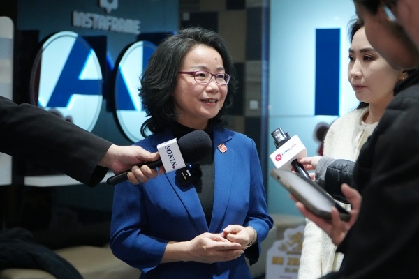 沈敏娟大使接受中蒙主流媒體采訪。中國駐蒙古國使館供圖