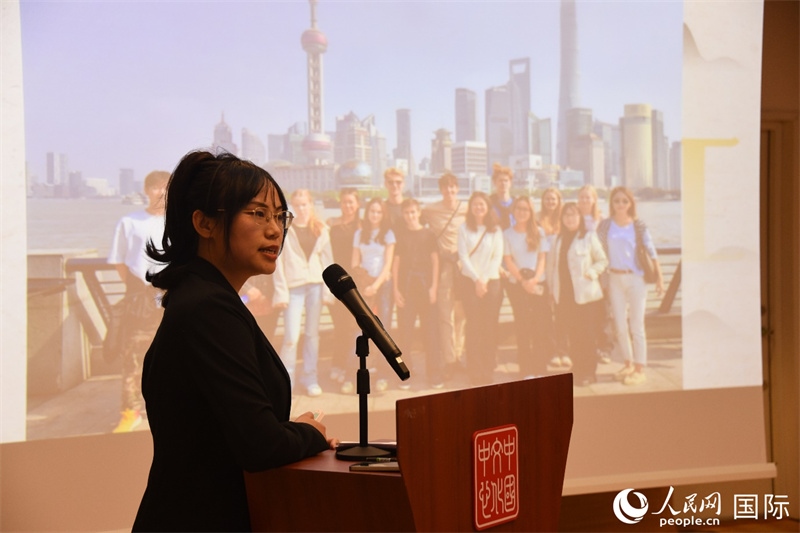 斯德哥爾摩考試中心經(jīng)理陳曦介紹“漢語(yǔ)水平考試”情況。人民網(wǎng)記者 殷淼攝