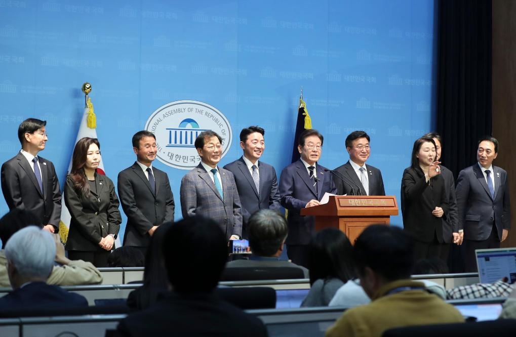 4月11日，李在明在韓國(guó)首爾舉行的新聞發(fā)布會(huì)上介紹他的總統(tǒng)競(jìng)選團(tuán)隊(duì)。新華社記者姚琪琳攝