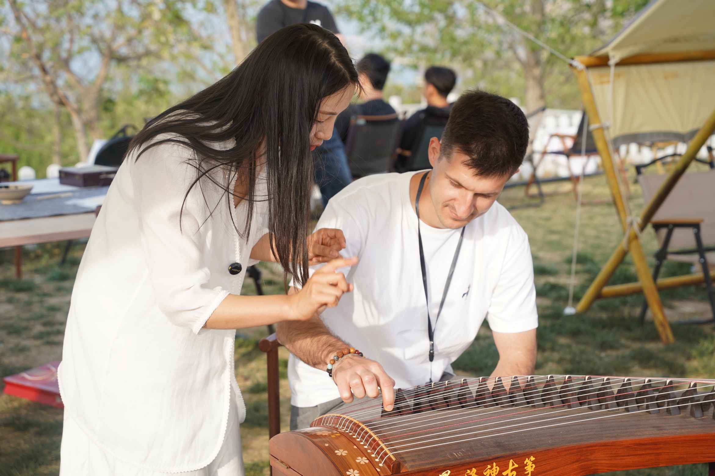 外媒體記者古箏體驗。主辦方供圖