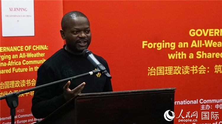 約翰內(nèi)斯堡大學(xué)非洲中國(guó)研究中心研究員葛迪恩·吉通加在讀書會(huì)上發(fā)言。人民網(wǎng) 劉暢攝