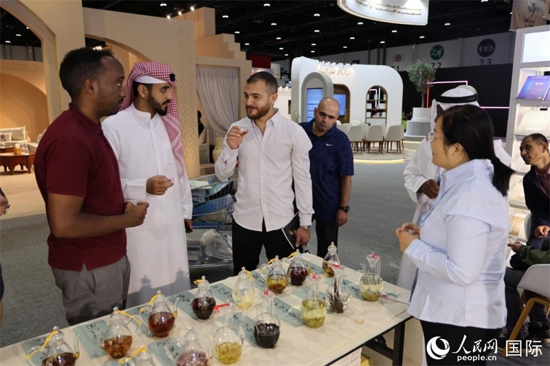 在“閱讀中國”館，當(dāng)?shù)刈x者通過品味中國茶，了解中國文化。人民網(wǎng)記者 張志文攝