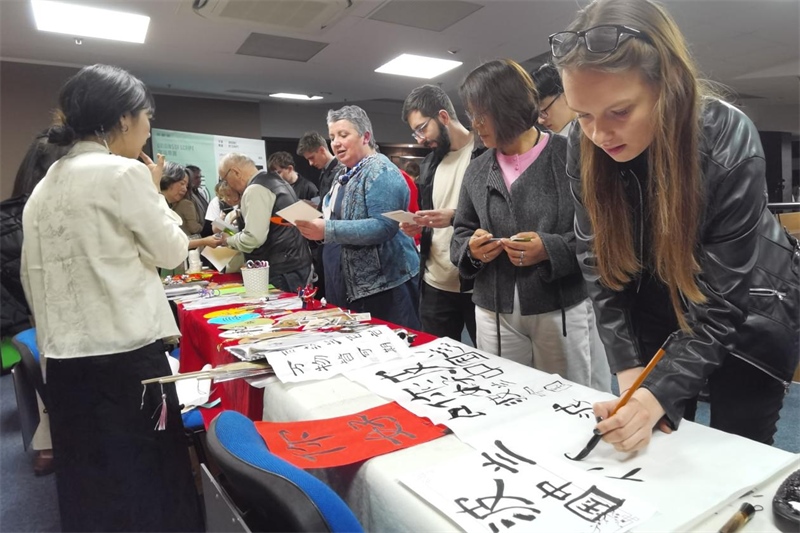 現(xiàn)場(chǎng)來賓體驗(yàn)中國傳統(tǒng)文化。中國駐波蘭大使館供圖。