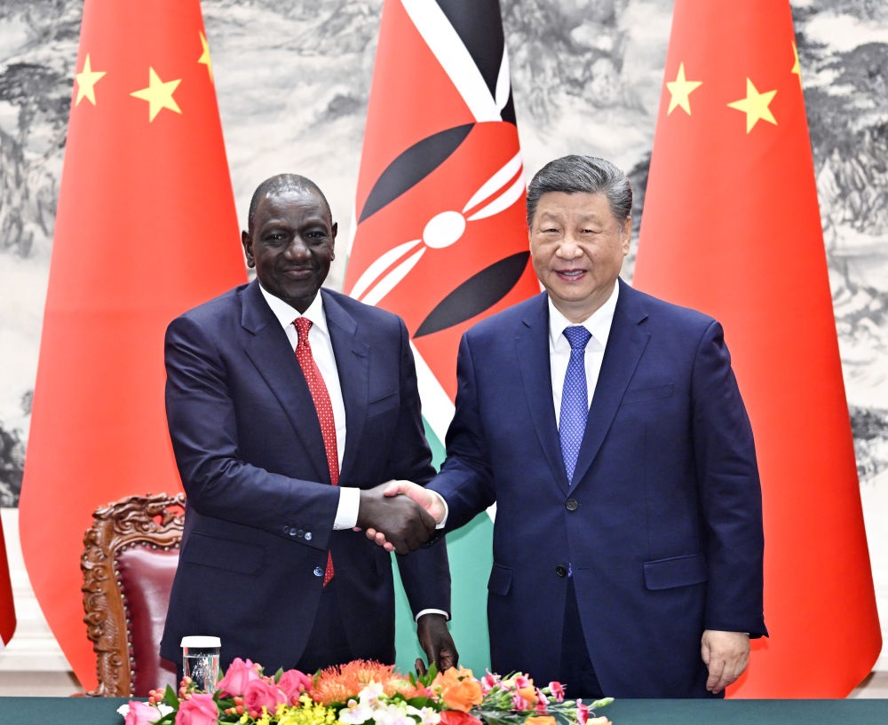 4月24日上午，國家主席習(xí)近平在北京人民大會堂同來華進(jìn)行國事訪問的肯尼亞總統(tǒng)魯托舉行會談。這是習(xí)近平同魯托握手。新華社記者 岳月偉 攝