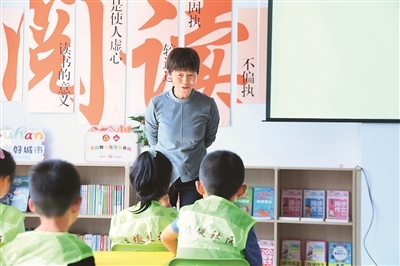 田桂月帶領(lǐng)孩子共讀繪本《點(diǎn)》。李澤罡攝