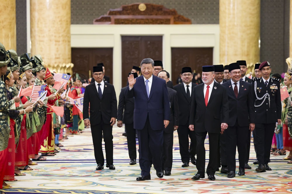 4月16日上午，馬來西亞最高元首易卜拉欣在馬來西亞國家王宮同中國國家主席習(xí)近平舉行會見。會見后，習(xí)近平出席易卜拉欣舉行的歡迎宴會。這是習(xí)近平向歡迎人群揮手致意。新華社記者 黃敬文 攝