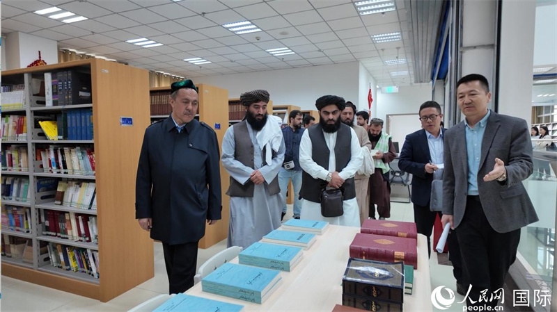 代表團在新疆伊斯蘭教經學院圖書館參觀。人民網記者 章凱風攝