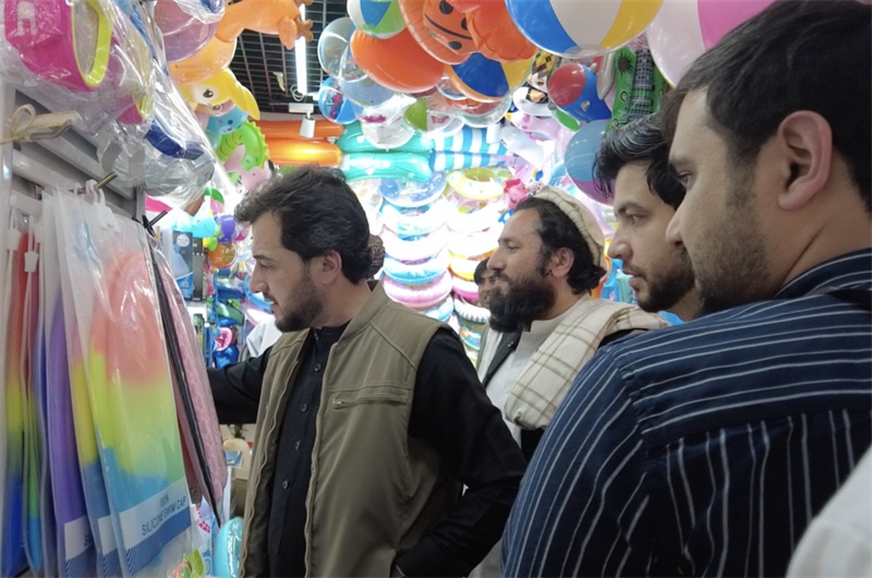 代表團在義烏國際商貿城參觀。CGTN記者 楊剛攝