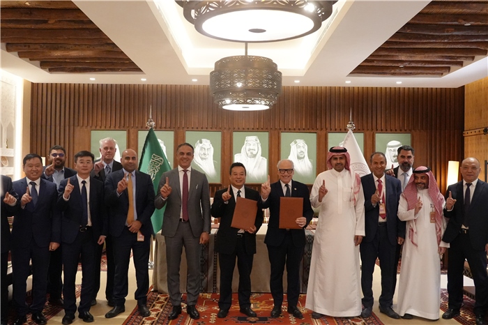 簽約合影。中國鐵建供圖