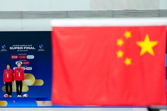 5月2日，獲得2025年跳水世界杯總決賽女子雙人10米臺冠軍的中國組合陳芋汐（右）/全紅嬋在頒獎儀式上。新華社記者 鞠煥宗 攝