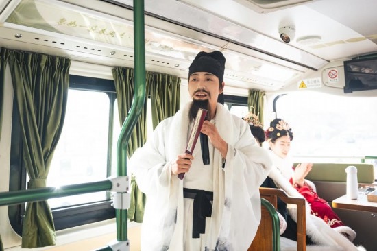 身著古裝的“伴游”在“長(zhǎng)安尋夢(mèng)”主題觀光車上為游客講解。（受訪者供圖）