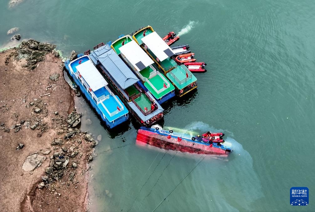 5月5日，救援人員在對傾覆船只進行搜救（無人機照片）。新華社記者 劉續(xù) 攝