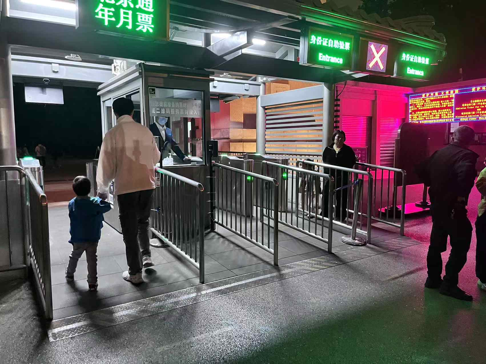 北京天壇公園延長開放時間，游客進入游覽。人民網(wǎng)記者 李楠樺攝