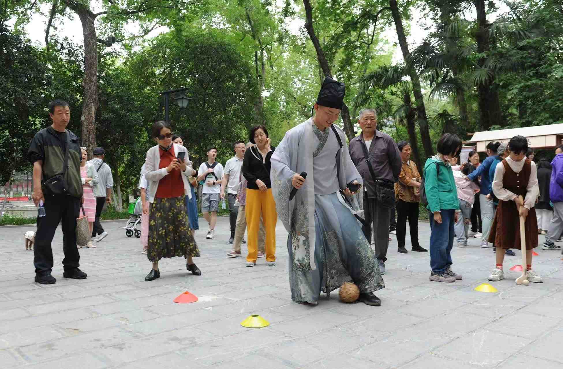 2025年5月3日，安徽省合肥市包公園景區(qū)，游客正在參與“蹴鞠”體育活動。（圖片來源：視覺中國）