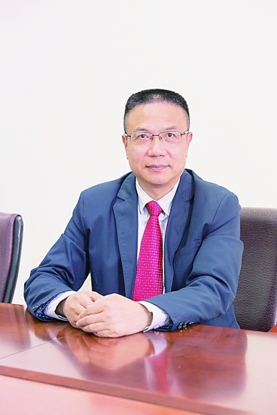 徐飛 教授、博士生導(dǎo)師。歷任上海交通大學(xué)副校長、西南交通大學(xué)校長、上海財(cái)經(jīng)大學(xué)常務(wù)副校長，現(xiàn)任福耀科技大學(xué)常務(wù)副校長。國務(wù)院政府特殊津貼專家。先后兼任中國鐵道學(xué)會(huì)副理事長，中國管理學(xué)會(huì)組織與戰(zhàn)略專業(yè)委員會(huì)副主任，教育部高等學(xué)校創(chuàng)新創(chuàng)業(yè)教育指導(dǎo)委員會(huì)副主任，中國高等教育學(xué)會(huì)創(chuàng)新創(chuàng)業(yè)教育分會(huì)理事長，中國高質(zhì)量MBA教育認(rèn)證（CAMEA）工作委員會(huì)副主任，中國職業(yè)技術(shù)教育學(xué)會(huì)副會(huì)長等。主要研究領(lǐng)域?yàn)閼?zhàn)略管理、競(jìng)爭(zhēng)戰(zhàn)略與博弈論、創(chuàng)新創(chuàng)業(yè)、跨文化戰(zhàn)略領(lǐng)導(dǎo)力等。出版著作20余部。