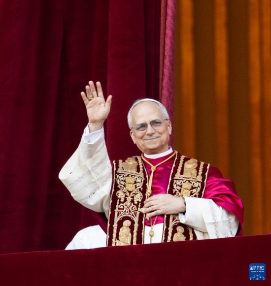 5月8日，在梵蒂岡城，來自美國的樞機(jī)主教羅伯特·普雷沃斯特當(dāng)選新一任天主教羅馬教皇后向民眾致意。新華社記者 李京 攝